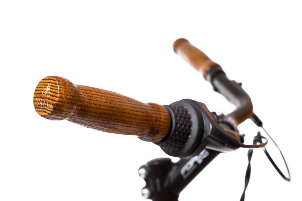 Mestský pánsky drevený bicykel BIKEMI Wooden Gentleman brown hnedý s drevenými doplnkami detail4